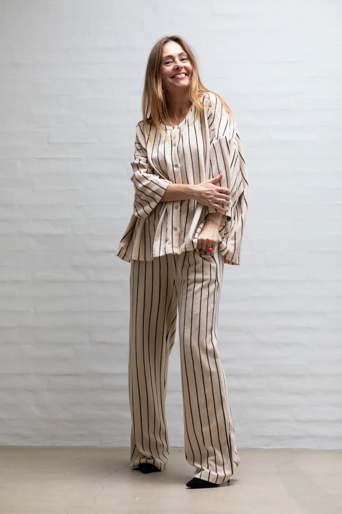 NaramOversizeShirt_creme_ink_Pants_lifestyle1