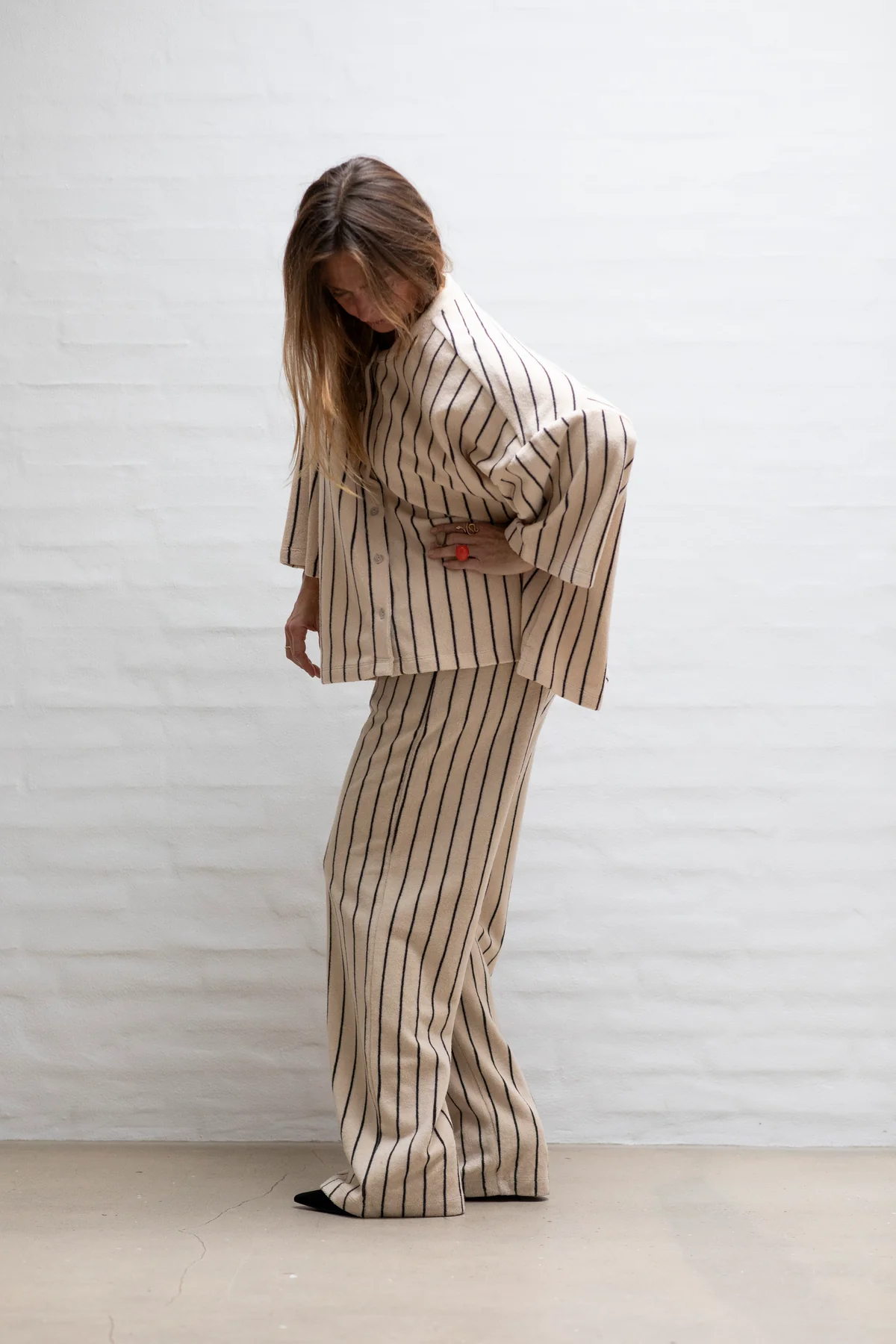 NaramOversizeShirt_creme_ink_Pants_lifestyle2