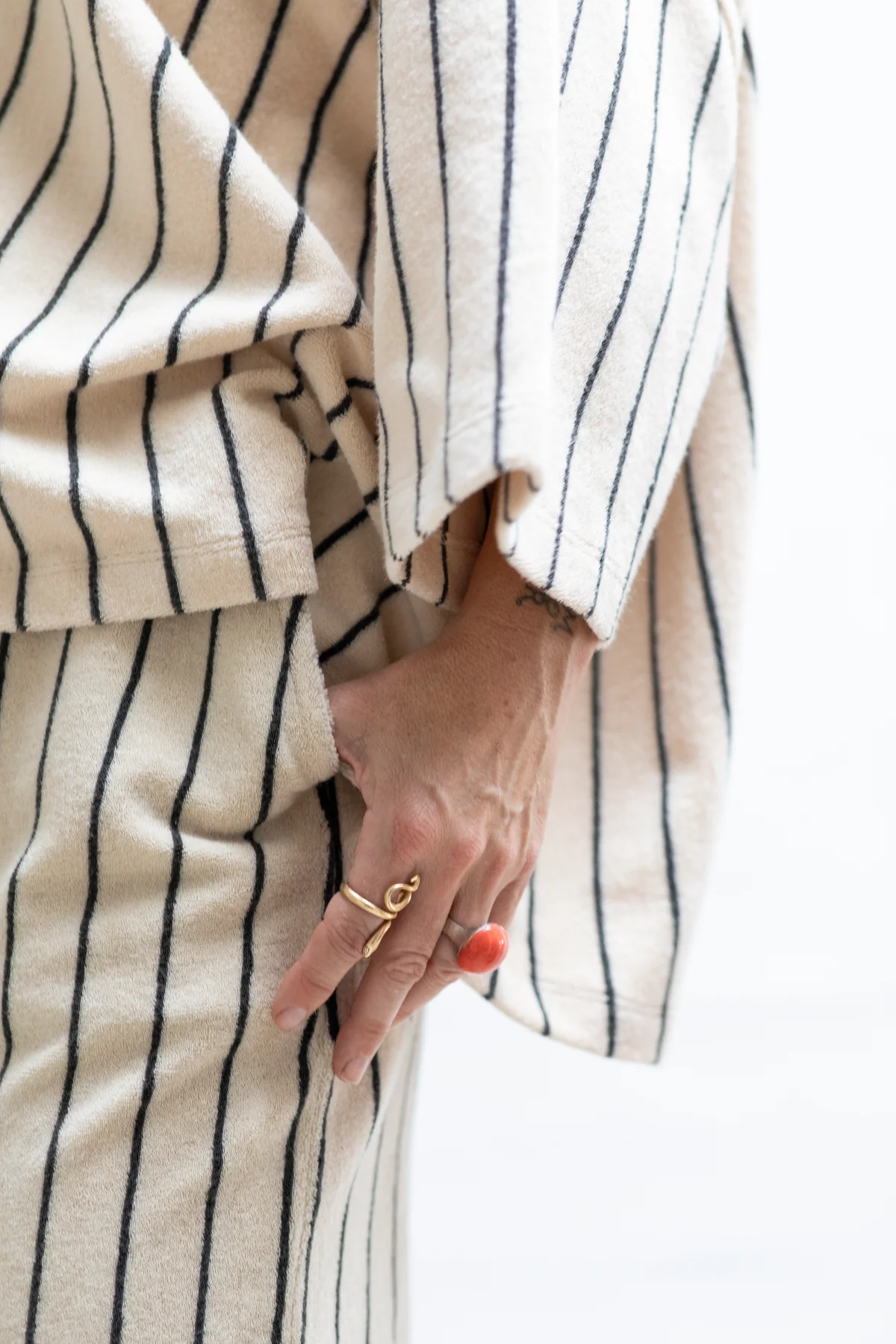 NaramOversizeShirt_creme_ink_Pants_lifestyle4