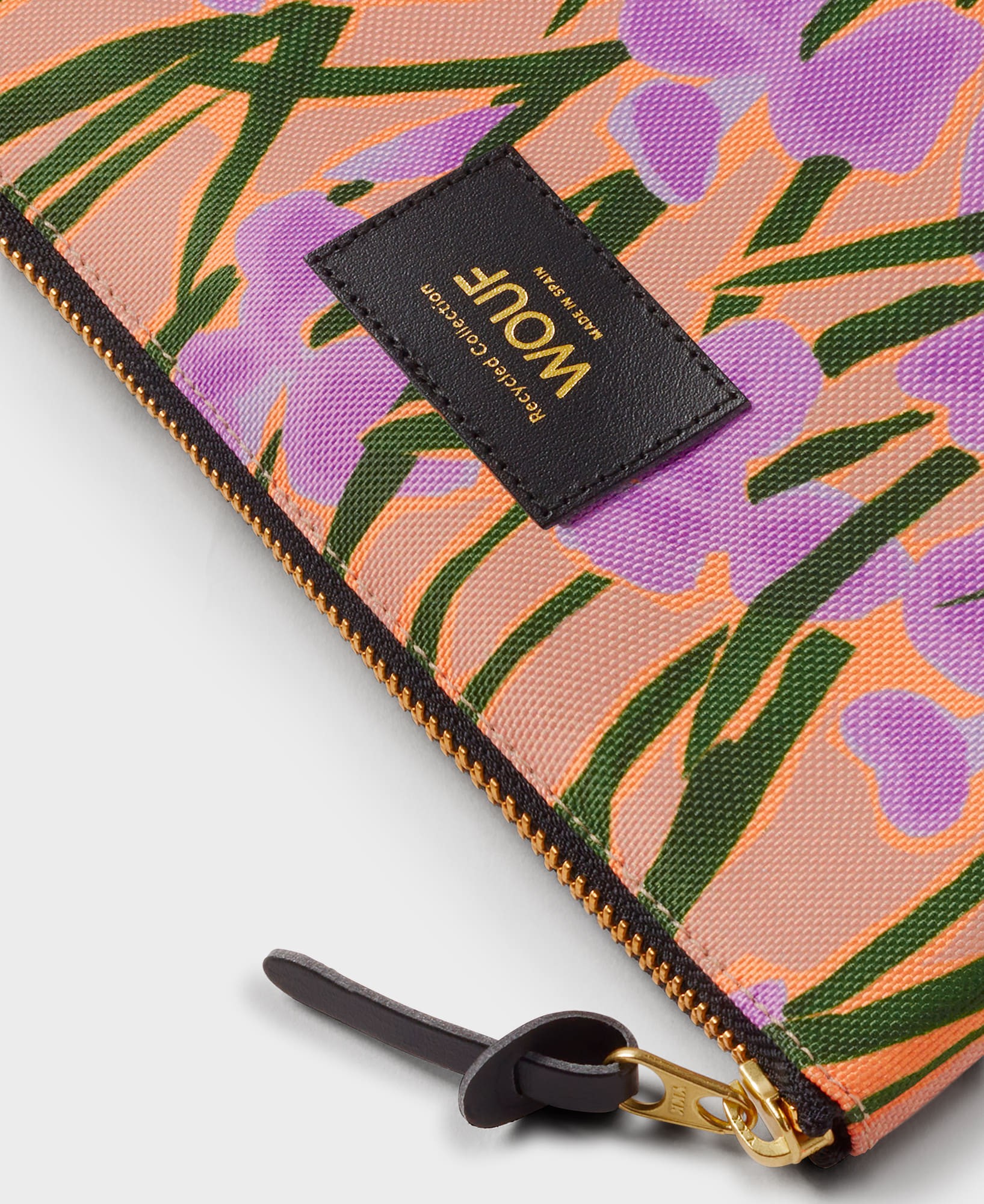 03_WOUF-ML240006-Pouch-Iris-Detail_adl