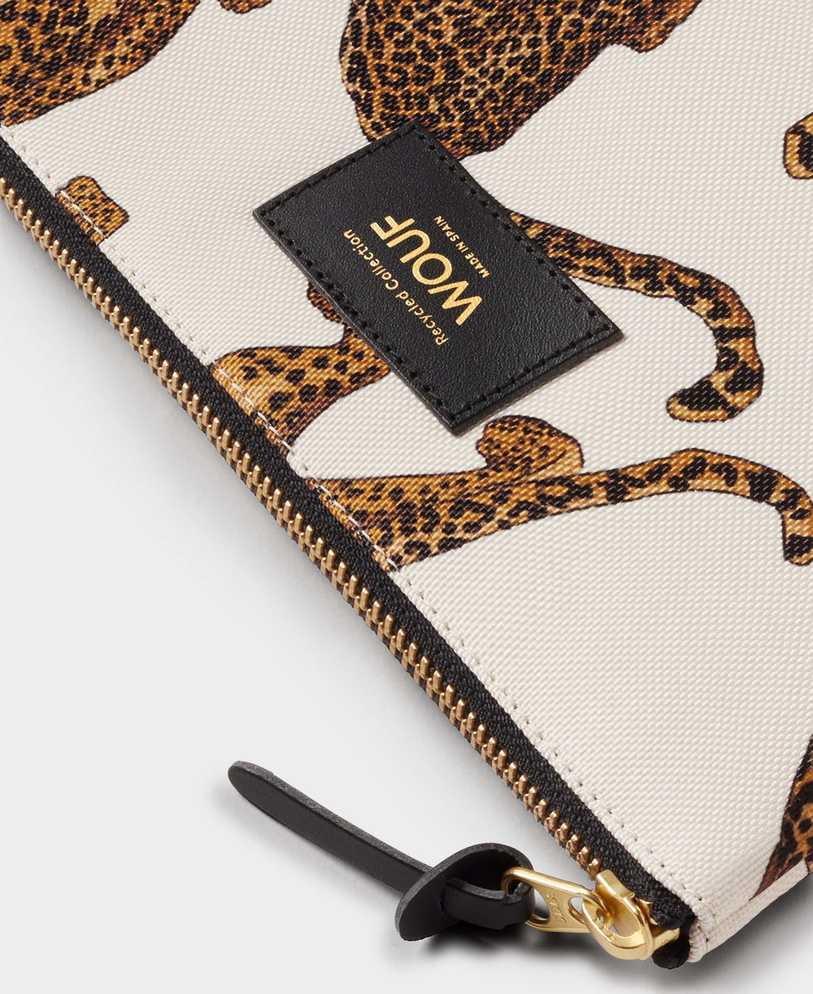 03_WOUF-ML240008-Pouch-TheLeopard-Detail_adl