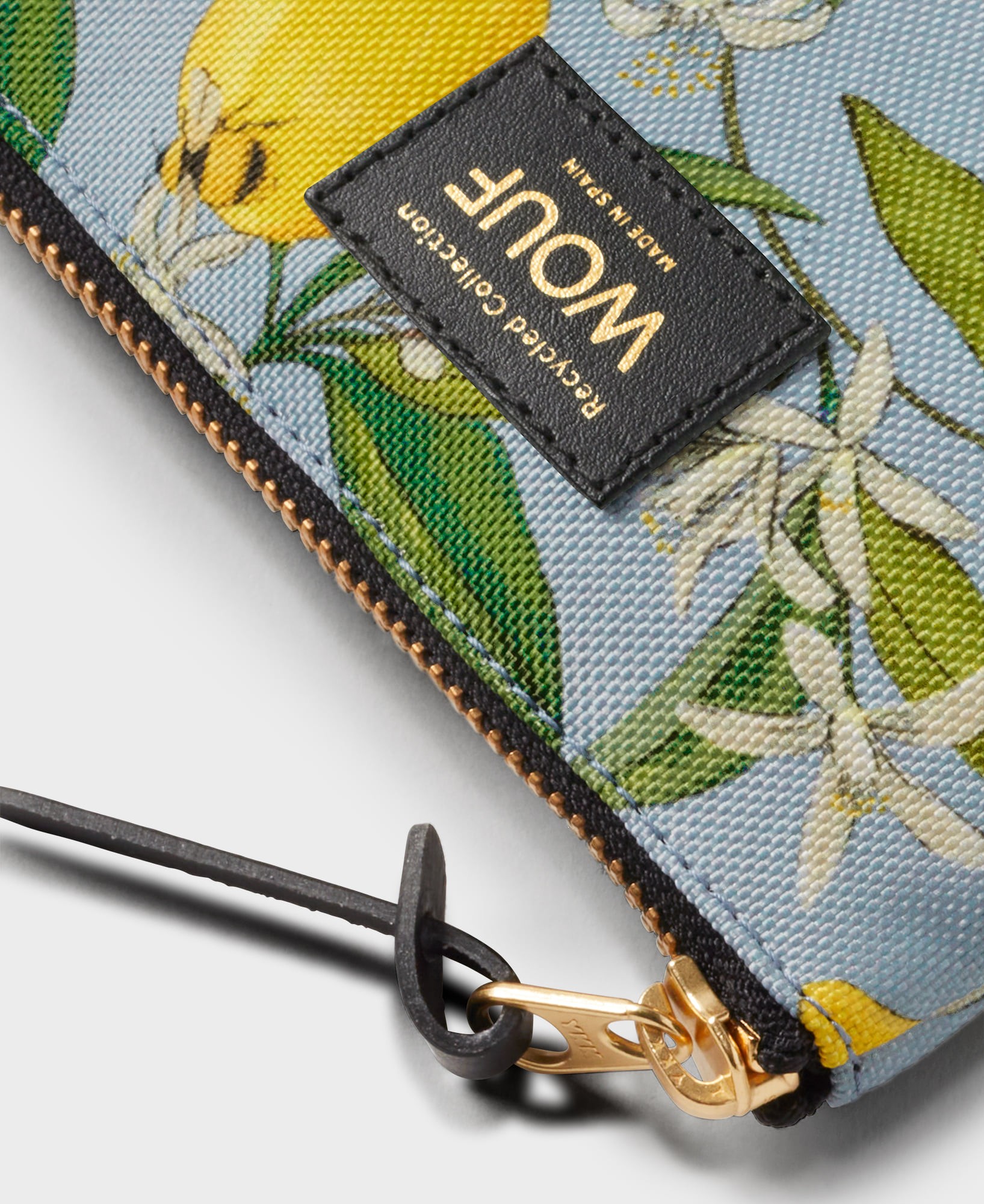 03_WOUF-MS240001-Small-Pouch-Capri-Detail_adl