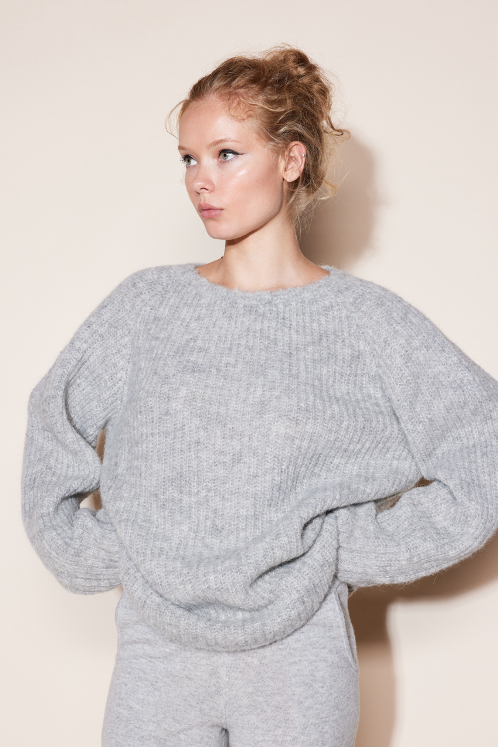 771_1481a62f35-lerke-lang-graa-halvfigur-forfra-miljoe-full-2x3