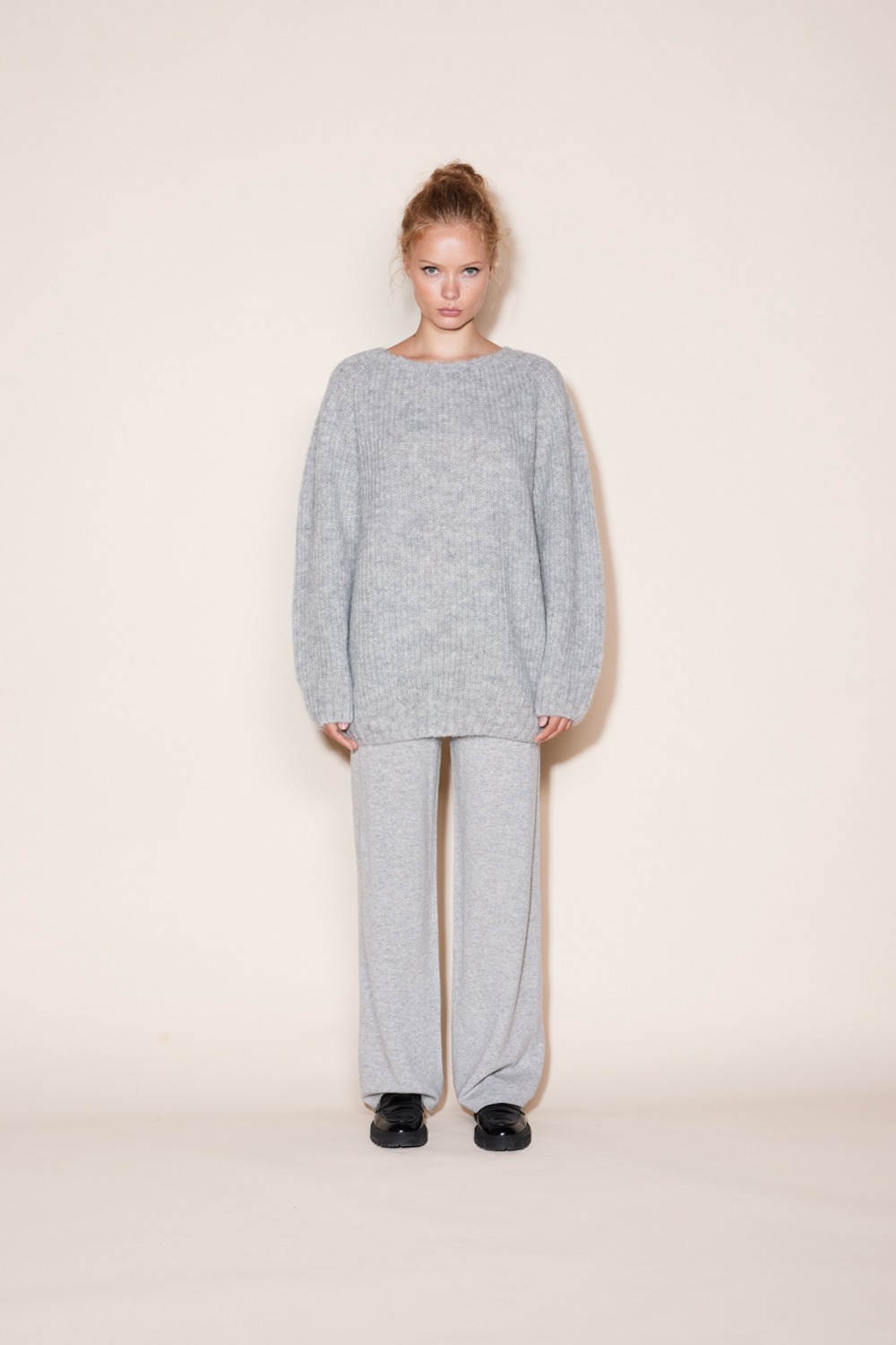 771_2a32281d5d-lerke-lang_-graa-forfra-helfigur-full-2x3