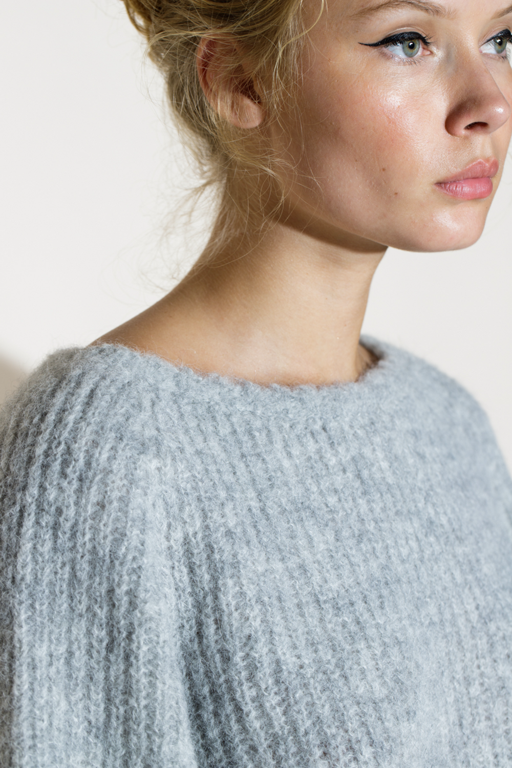 771_f890e2866b-lerke_graa-detalje-hals-full-2x3