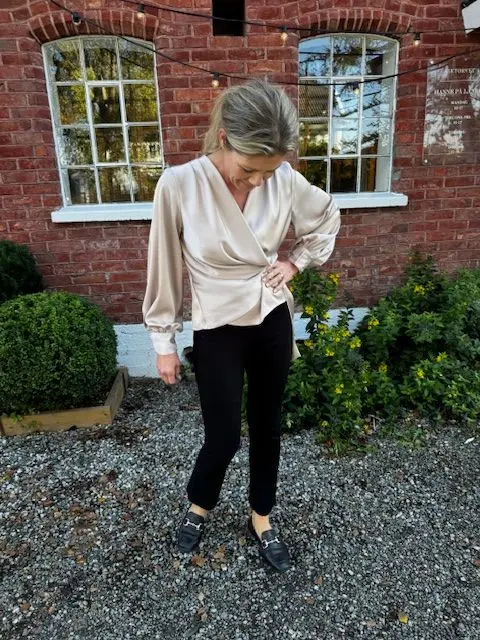 jpeg-optimizer_IMG_8967 bluse lys